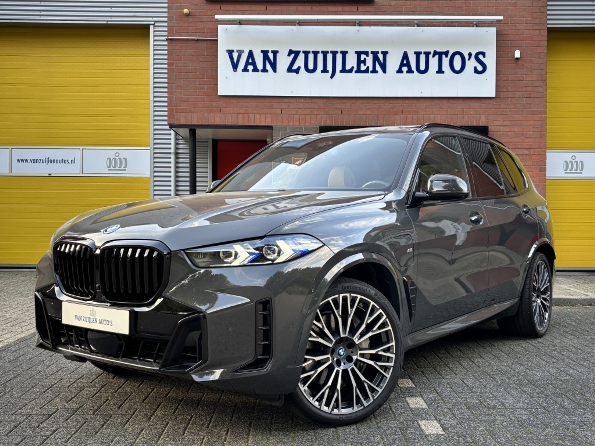 BMW X5 xDrive50e M-Sport Pano 4AS Trekhaak Head-Up 22'' HarmanKardon 46737279-0.jpg | Van Zuijlen Auto's
