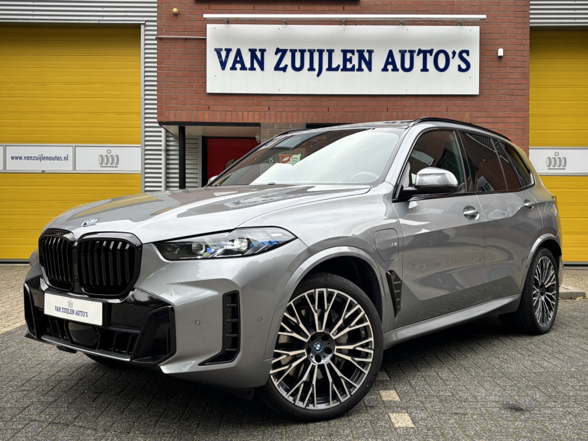BMW X5 xDrive50e M-Sport Pano 4AS Trekhaak Head-Up 22'' HarmanKardon 47784902-0.jpg | Van Zuijlen Auto's