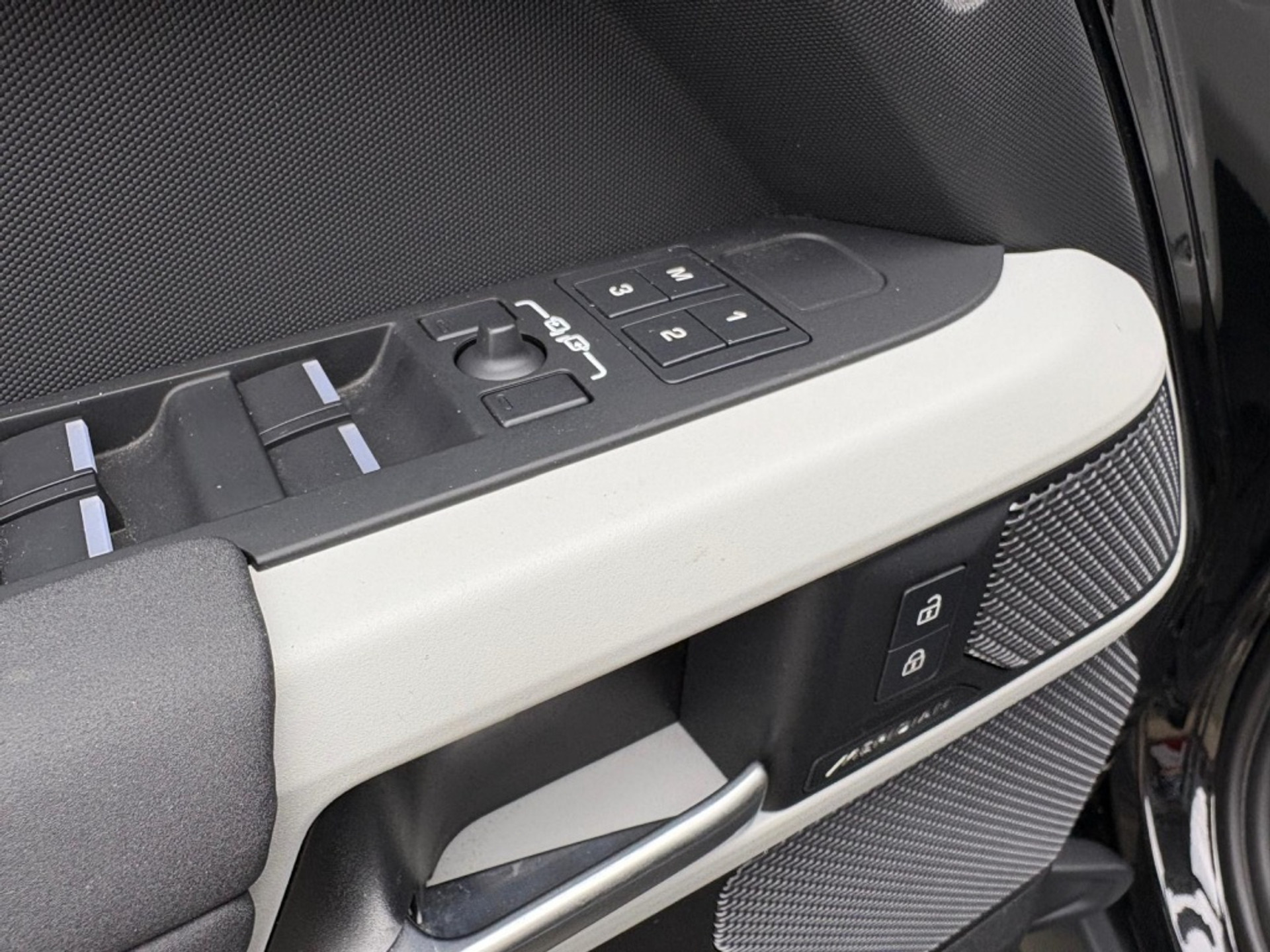 Land Rover Defender 110 P400e 404pk Pano 22" Black Pack Trekhaak Urban ACC BTW 48743628-12.jpg | Van Zuijlen Auto's