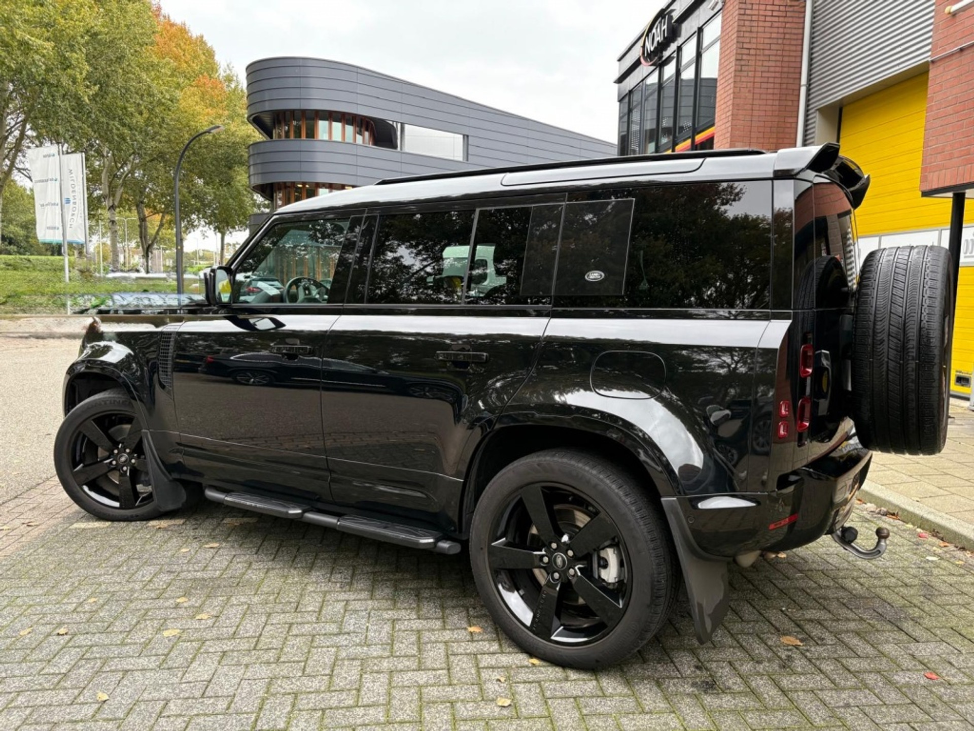 Land Rover Defender 110 P400e 404pk Pano 22" Black Pack Trekhaak Urban ACC BTW 48743628-2.jpg | Van Zuijlen Auto's