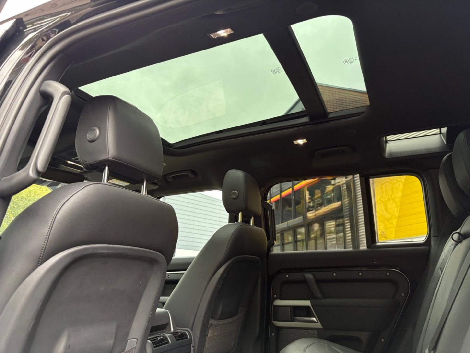 Land Rover Defender 110 P400e 404pk Pano 22" Black Pack Trekhaak Urban ACC BTW 48743628-5.jpg | Van Zuijlen Auto's