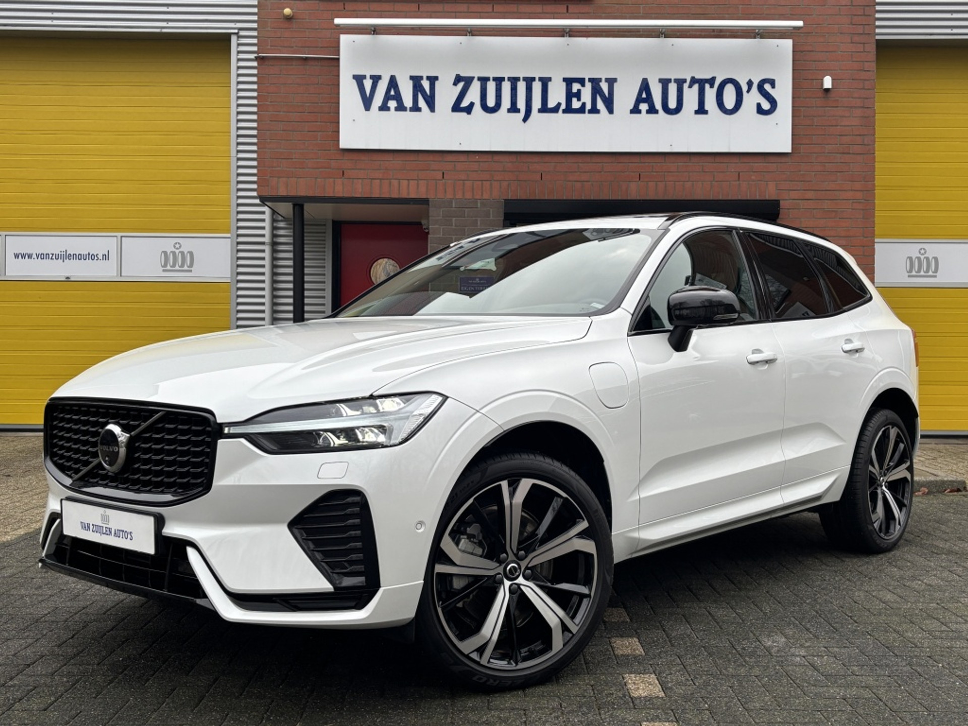 Volvo XC60 2.0 T6 AWD Dark LUCHTVERING Trekhaak Panorama 21" 360 50783841-0.jpg | Van Zuijlen Auto's