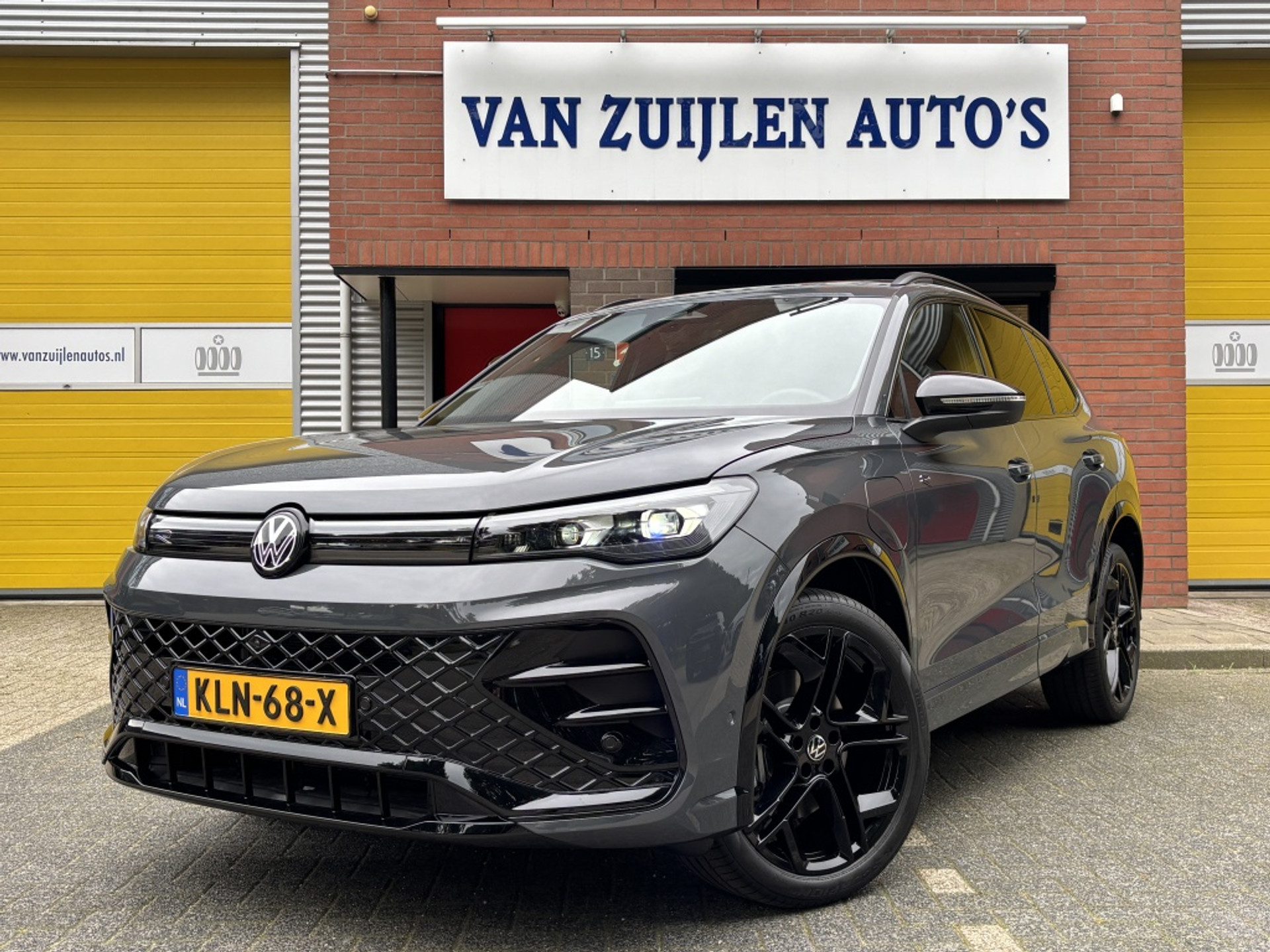 Volkswagen Tiguan 1.5 eHybrid R-Line Black Pano Head-up Leer Trekhaak Massage 20" 54632711-0.jpg | Van Zuijlen Auto's