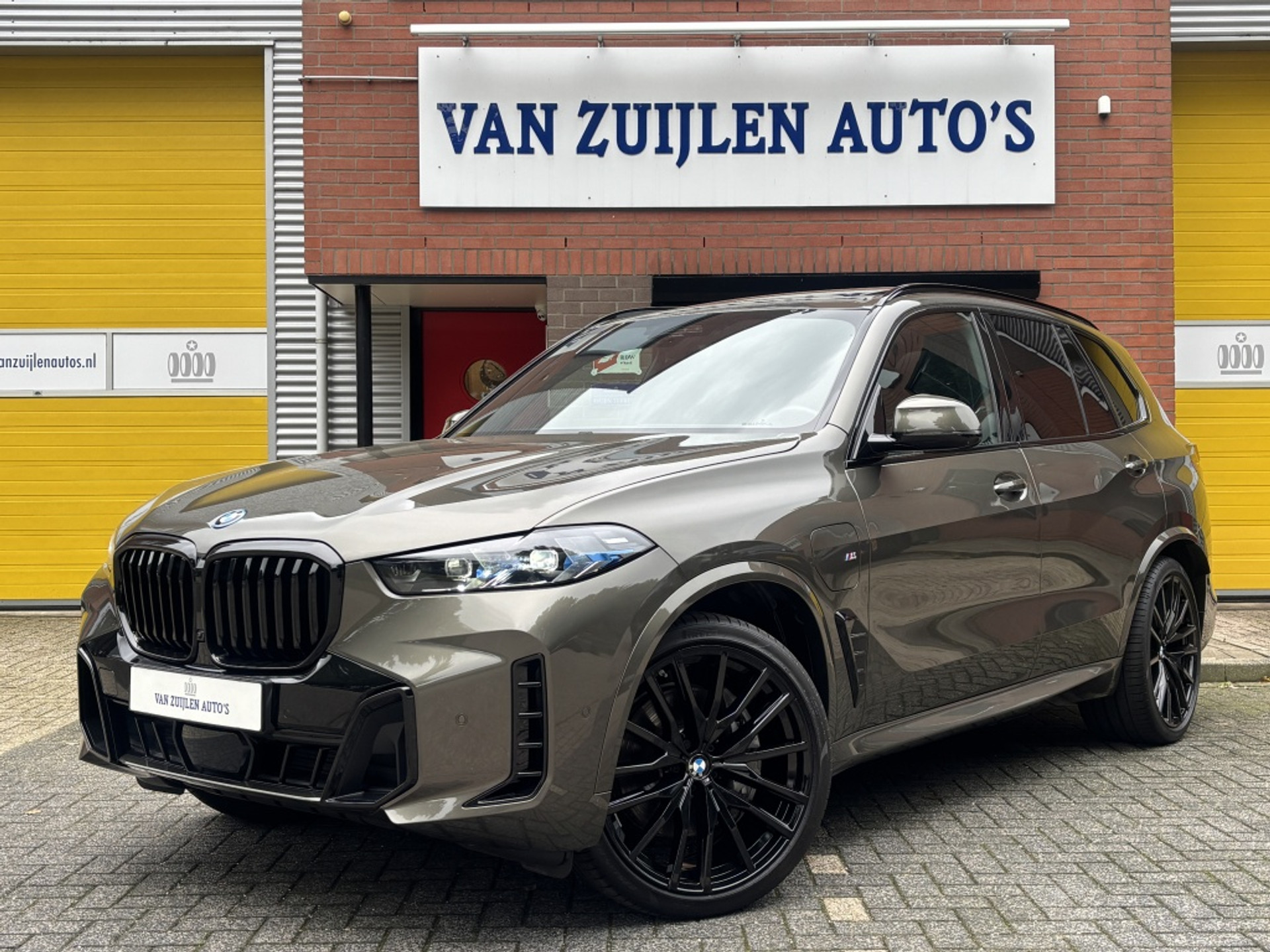 BMW X5 xDrive50e M-Sport Pano 4AS Trekhaak Head-Up 22'' HK Softclose 56269611-0.jpg | Van Zuijlen Auto's
