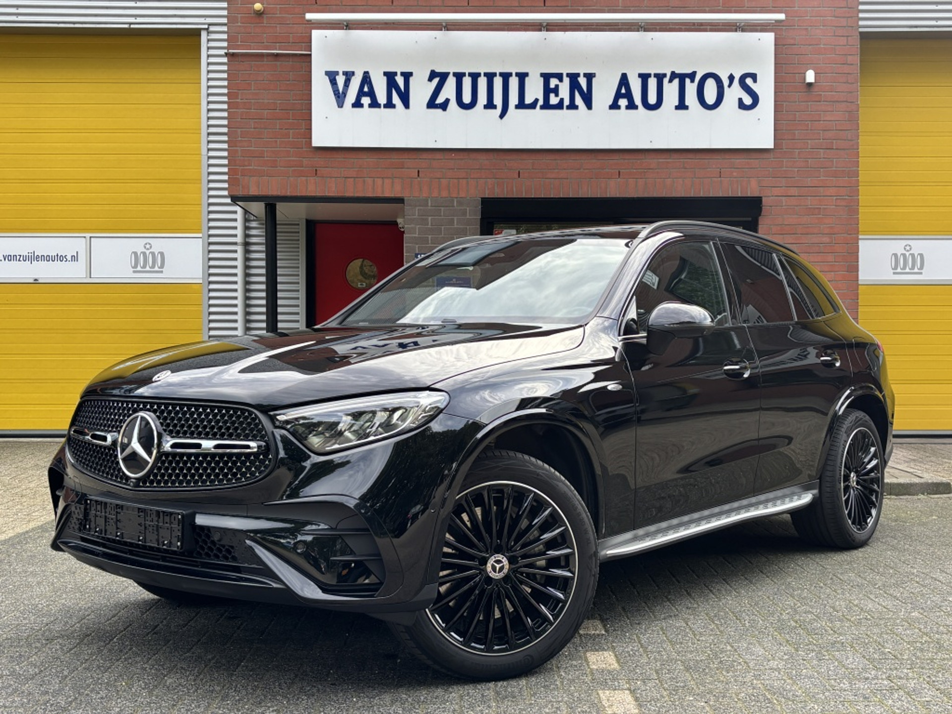 Mercedes-Benz GLC 300e 4M AMG Aut Panorama Night Trekhaak 20" Burmester BTW 56690447-0.jpg | Van Zuijlen Auto's